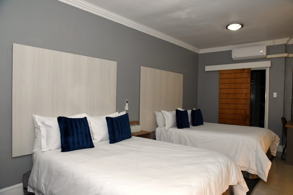 Family Room Accommodation-Port Elizabeth Solar Power System Suppliers Family Room (Room 1) at Al-Beit Lodge, Summerstrand, Gqeberha at night