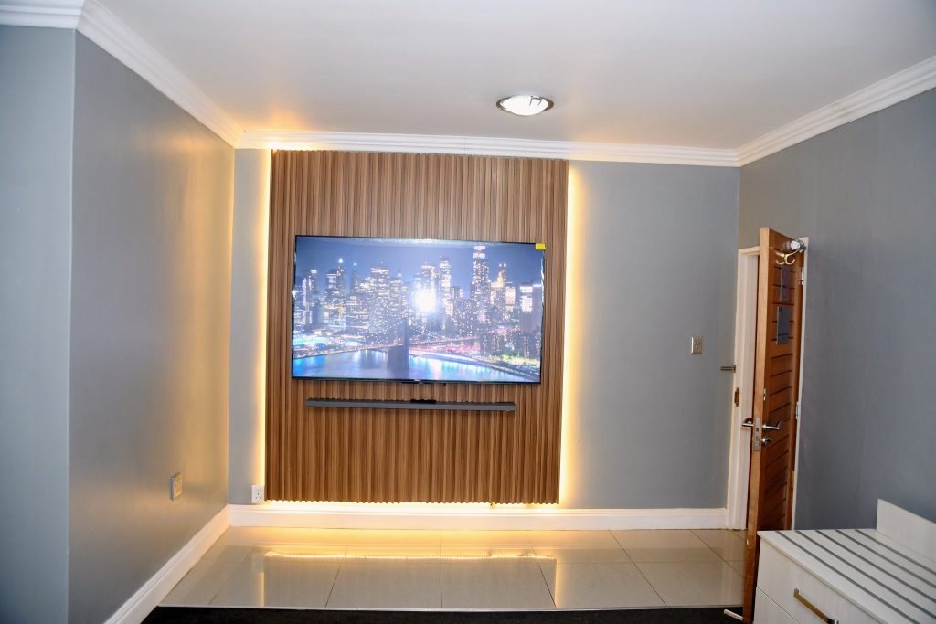 Family Room Accommodation-Port Elizabeth Solar Power System Suppliers Family Room (Room 1) at Al-Beit Lodge, Summerstrand, Gqeberha at night